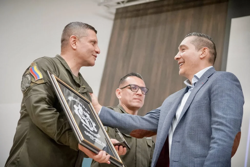 Este jueves nombre de todos los caucanos y caucanas, el gobernador, Jorge Octavio Guzmán Gutiérrez, recibió con honor una condecoración del Grupo de Operaciones Especiales-GOES de la Policía Nacional.