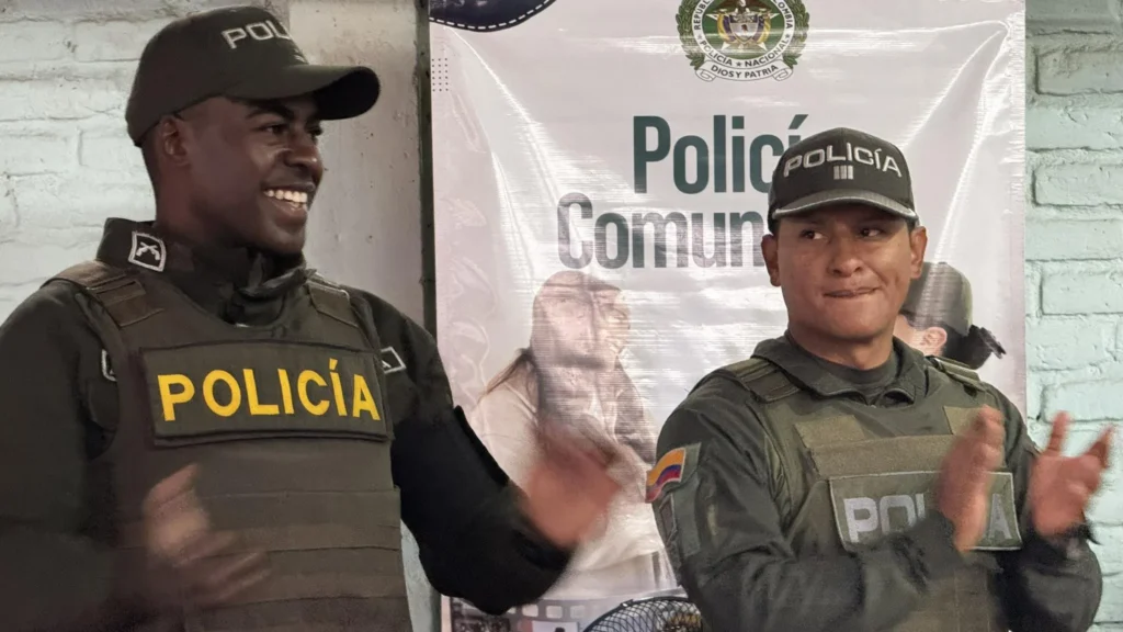 En articulación con la Secretaría de Gobierno, la Secretaría de Educación y la Policía de Villa Rica, la Patrulla Púrpura realizó una jornada de sensibilización con los adultos mayores del grupo Palenque, promoviendo espacios de información, prevención y sana convivencia.