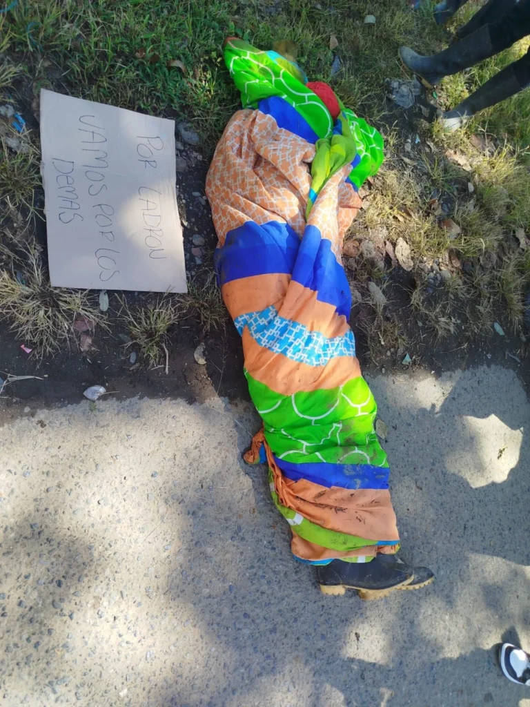 Un hombre fue asesinado en zona rural del corregimiento de Timba, del municipio de Suárez, a quien lo envuelven en cartones y le dejan con letrero.