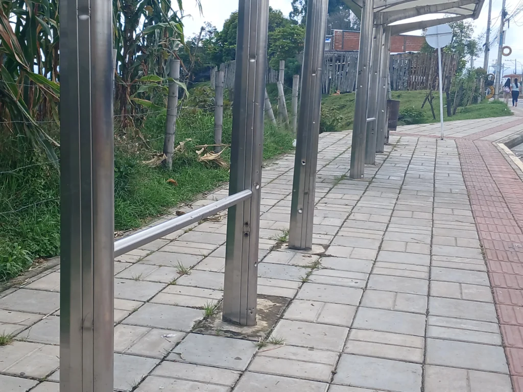 Cerca al sitio conocido como los Kioscos al occidente de la capital caucana, ya personas inescrupulosas causaron daño a los paraderos de la empresa Movilidad Futura recién instalados.