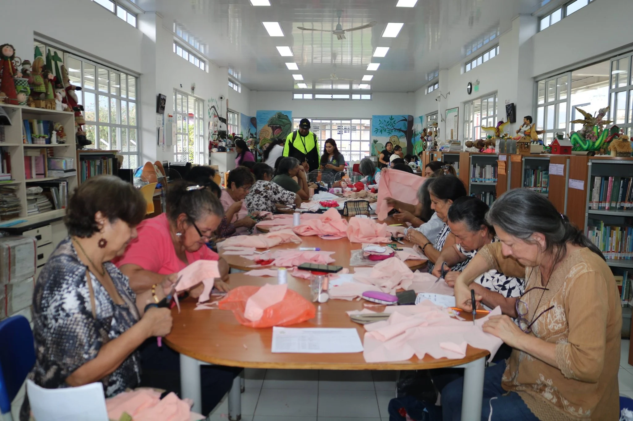 Más oportunidades de ingreso, aprendizaje y creatividad llegan a la comunidad a través del taller de muñecas de trapo en la Biblioteca Municipal de Popayán.