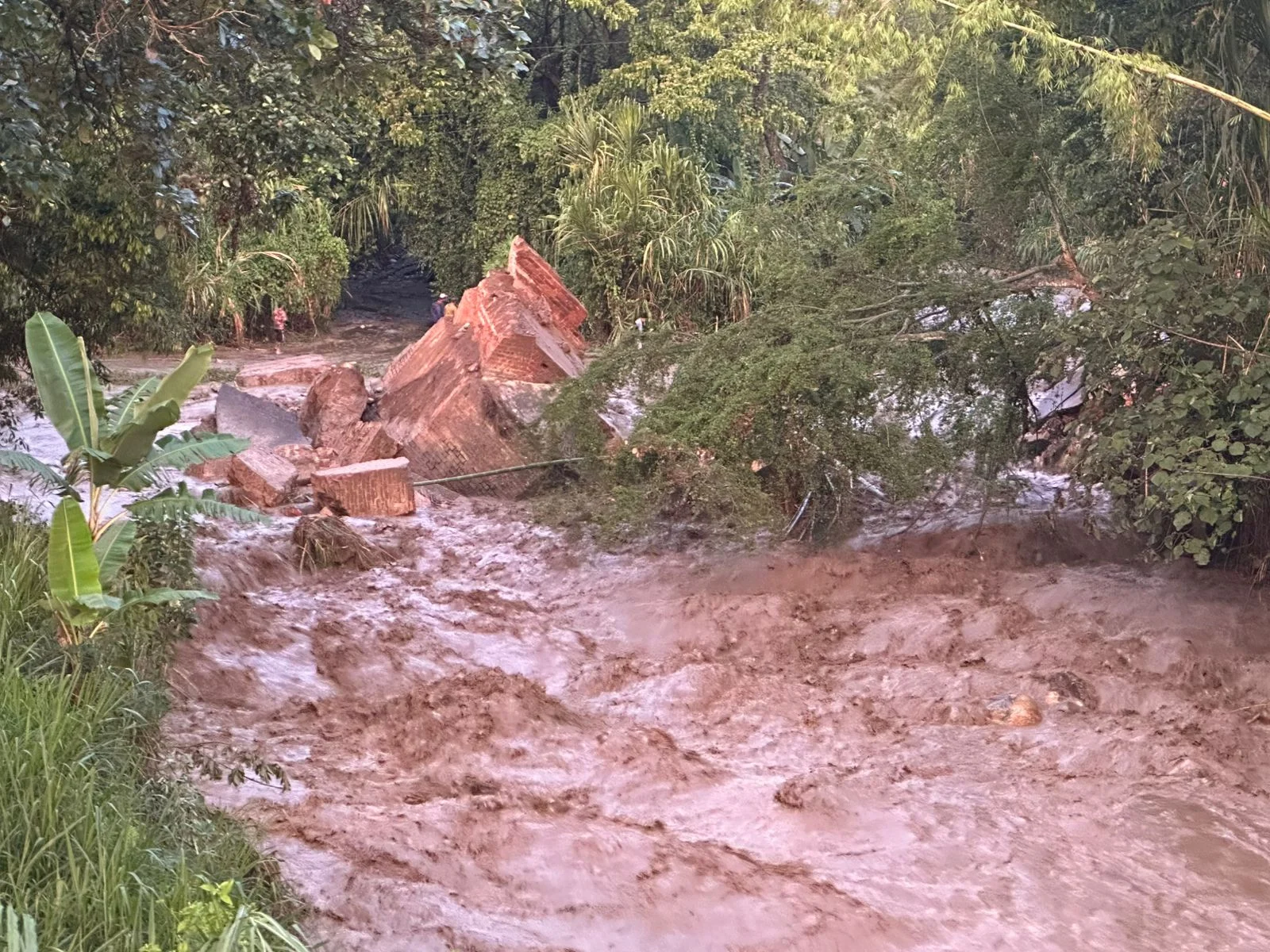Se reportó este domingo el colapso del emblemático Puente de los Esclavos,
