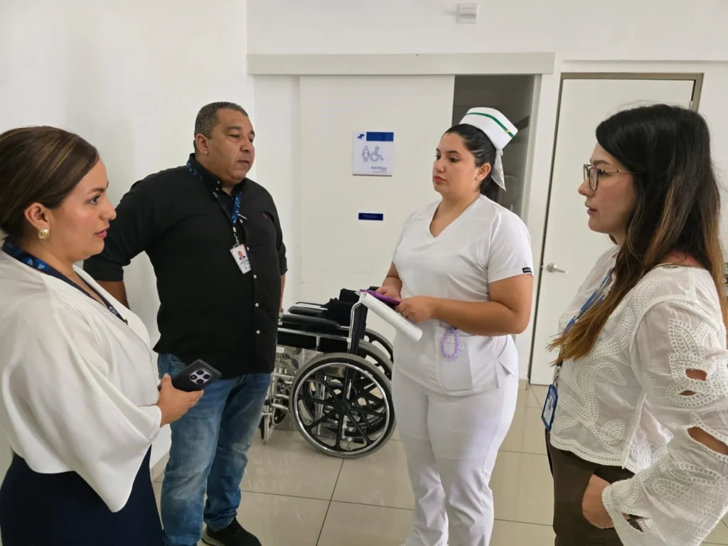 La Alcaldía de Popayán activó de manera inmediata los protocolos de atención y respuesta institucional tras el incidente ocurrido el domingo 3 de mayo durante un evento de exhibición de vehículos tipo ‘monster truck, en el que un automotor perdió el control y arrolló a varios asistentes. El hecho dejó un saldo de tres personas fallecidas y decenas de lesionados, lo que motivó la articulación de esfuerzos entre la Administración Municipal, los organismos de socorro y la red hospitalaria para garantizar la atención oportuna, el acompañamiento a las familias afectadas y el inicio de las investigaciones correspondientes.