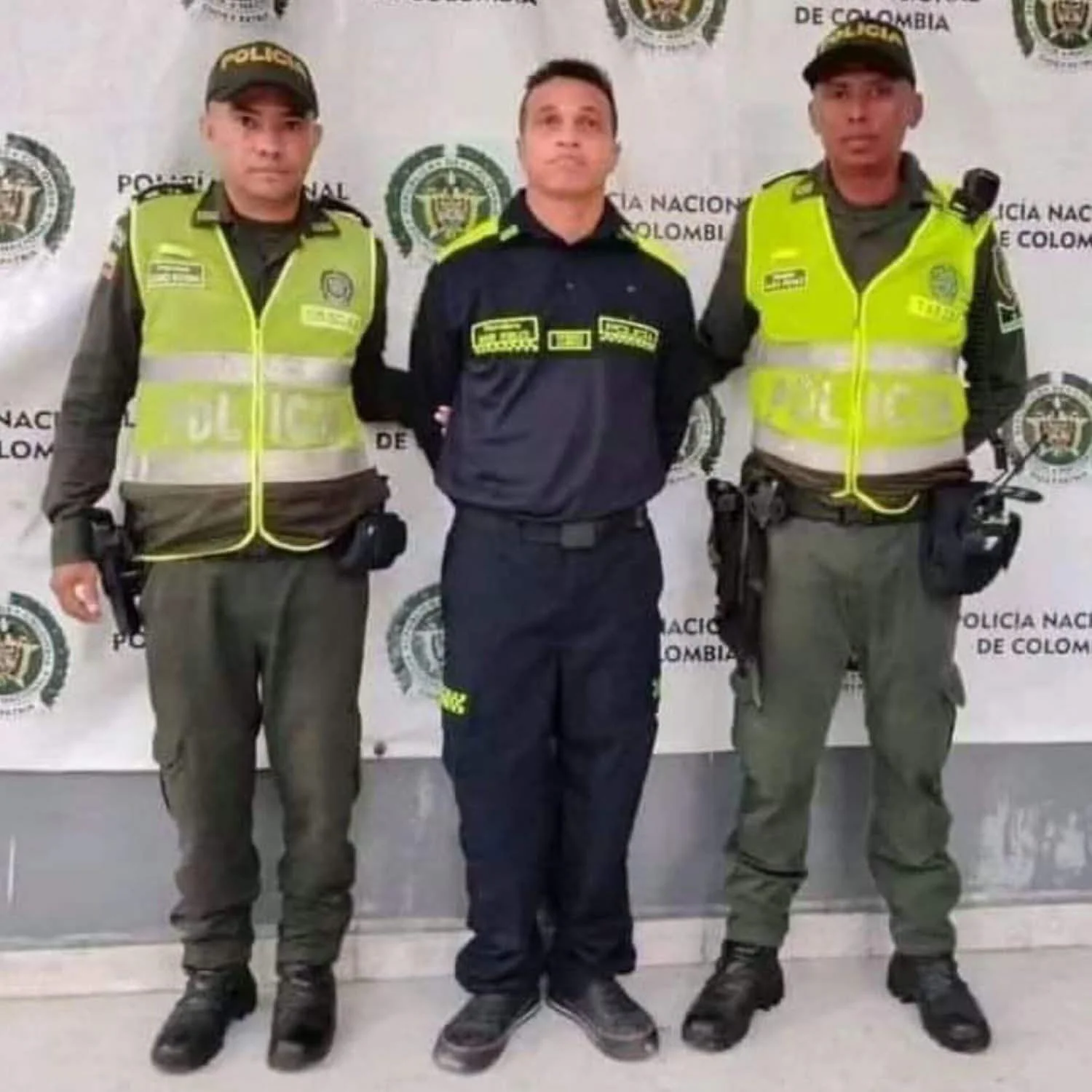 Insólito caso se presentó luego de que un hombre, presuntamente vestido con uniforme policial y movilizándose en una motocicleta con insignias similares a las oficiales, instalara un supuesto retén por cuenta propia. Según versiones de la comunidad, algo no cuadraba: el individuo estaba solo y realizaba controles sin acompañamiento.