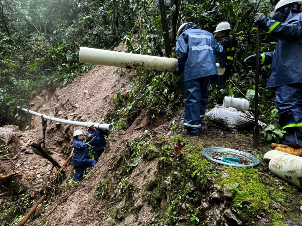 El Acueducto Comunitario Barrios Unidos de Mocoa – ACBUM informa a sus usuarios que el servicio de acueducto presenta intermitencia debido a afectaciones en la fuente hídrica Conejo, ocasionadas por las fuertes lluvias y movimientos de tierra, lo que ha reducido el caudal de captación.
