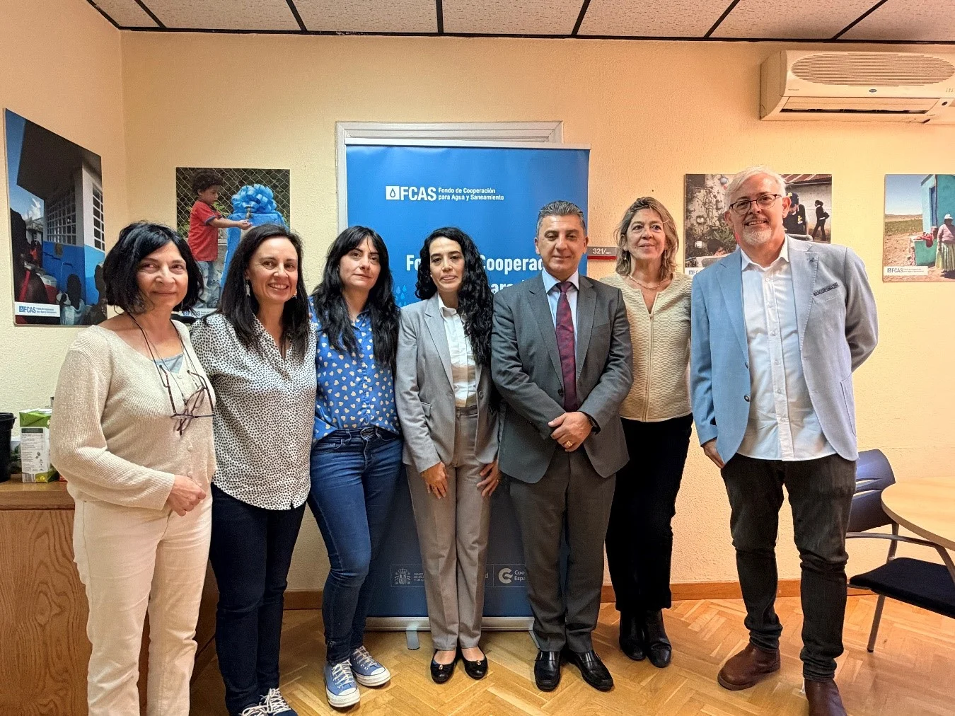 La Alcaldía de Popayán adelantó una agenda de cooperación multilateral en Madrid, España, con el objetivo de posicionar a la ciudad en escenarios internacionales enfocados en la protección y articulación entre patrimonio, agua y desarrollo sostenible. Durante la visita a la sede de la Agencia Española de Cooperación Internacional para el Desarrollo (AECID), la Administración Municipal presentó un instrumento técnico y estratégico orientado a fortalecer la proyección de la ciudad a nivel global y en América Latina.