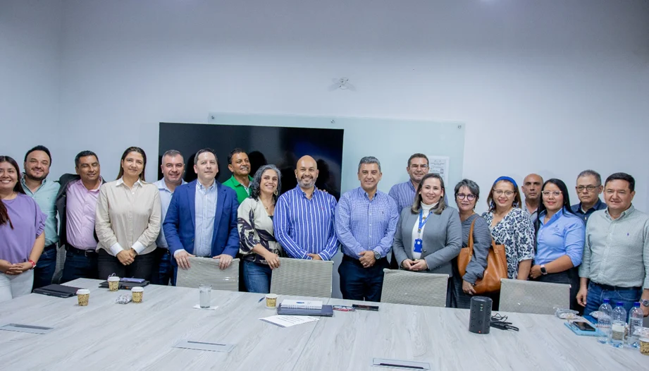 La Administración Municipal sostuvo una reunión con representantes del Consejo Gremial y Empresarial del Cauca, empresarios y académicos, en un espacio de diálogo orientado a abordar temas estratégicos para el municipio relacionados con seguridad, planificación territorial, infraestructura, reactivación económica y sostenibilidad financiera. La jornada contó con la participación de integrantes del gabinete municipal y representantes de distintos sectores productivos de la ciudad.