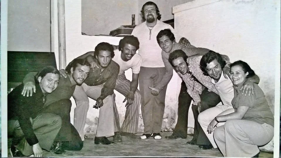 Grupo de teatro El Tebano del Bachillerato Nocturno José María Córdoba. Aparecen: en el centro el director Fernando Balcázar Ordoñez (qepd). Lado derecho actores Ramiro Bermúdez, Carlos Montaño, Diego Zapata y Gloria Mejía.