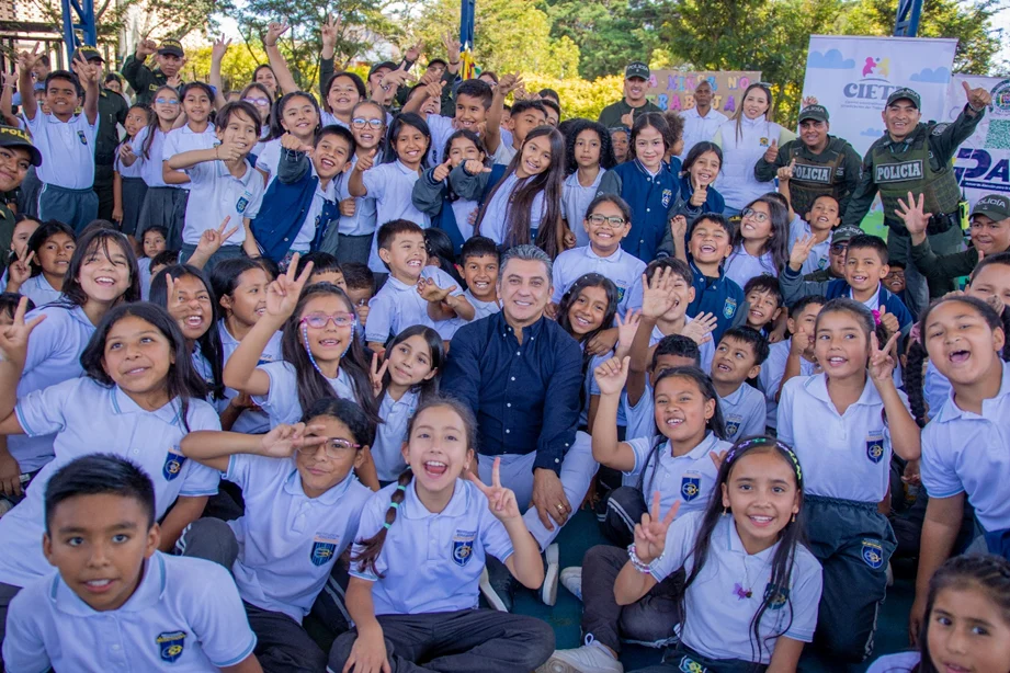 Con una jornada de sensibilización, pedagogía y acompañamiento a los diferentes actores viales, la Alcaldía de Popayán, a través de la Secretaría de Tránsito Municipal, conmemoró el Día Mundial de la Seguridad Vial mediante una intervención realizada en el paradero de buses del Hospital Universitario San José.
