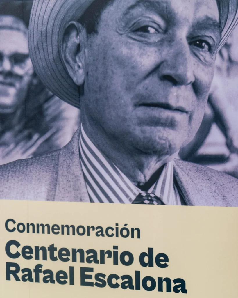 El ministerio de las Culturas, las Artes y los Saberes declaró oficialmente el centenario del conocido compositor, quizás la figura más importante del vallenato en Colombia. Con una programación que incluyó charlas, encuentros de melómanos, escuchas de vinilos y conciertos, el Centro Nacional de las Artes y la Biblioteca Nacional se sumaron a una celebración que llega a todos los rincones del país.