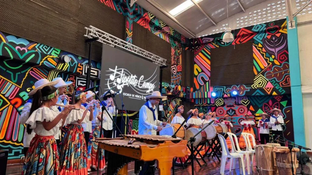 Con talento, dedicación y un profundo amor por la música tradicional colombiana, la chirimía infantil de la Escuela de música Hipólito Campo de Tunía participó en el Festival Infantil Mateo Ibarra, realizado en el marco de la versión 52 del reconocido Festival Mono Núñez, en Ginebra, Valle del Cauca.