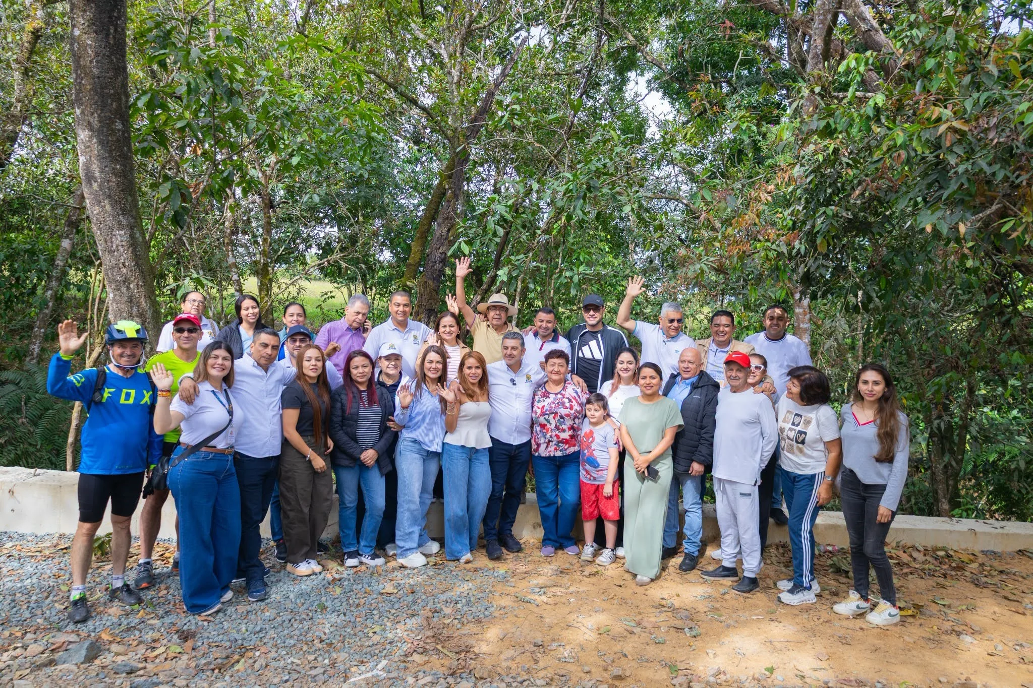 La Alcaldía de Popayán entregó a la comunidad de la vereda El Tablón, en el corregimiento de Río Blanco, un conjunto de obras de infraestructura que contribuyen a mejorar la movilidad, la seguridad y los espacios de encuentro para los habitantes del sector. La intervención incluyó la construcción de un muro de contención, una alcantarilla, un parque bio saludable y el mejoramiento del salón comunal, mediante una inversión cercana a los $200 millones.