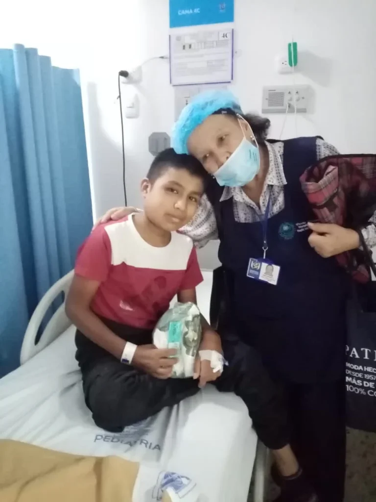 Una importante labor sigue cumpliendo el grupo denominado “Damas Azules”, en el hospital universitario San José, donde con más 15 años de servicio, un grupo de mujeres, ayudan a que los pacientes que llegan