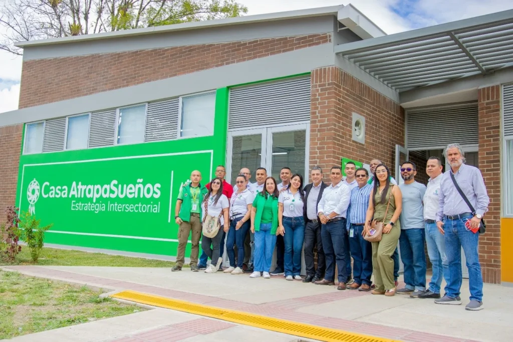La Alcaldía de Popayán realizó la socialización del proceso de la Casa Atrapa Sueños, un proyecto desarrollado en articulación con el Instituto Colombiano de Bienestar Familiar (ICBF), FINDETER, cooperación internacional y el Gobierno Nacional, que abrirá un espacio de orientación, formación y acompañamiento para niños, niñas y adolescentes de las comunas 5 y 6, ubicada en la carrera 9ª con calle 17 (avenida Primero de Mayo).