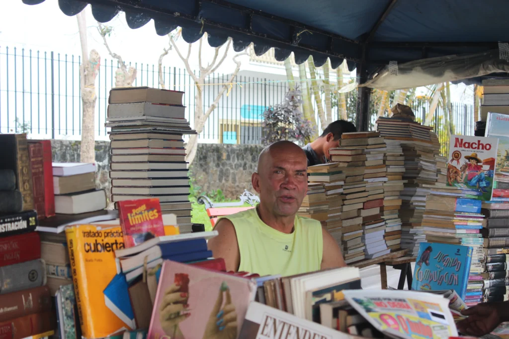 Más de 8000 mil libros de diferente literatura se vienen exponiendo en una jornada llamada por los libreros organizados de la capital del Valle “Por la lectura”, evento que se desarrolla desde el lunes en el parque Julio Arboleda, frente a la Casa Museo Guillermo Valencia, dijo el periodista y reportero gráfico, Orlando Pineda Fernández, coordinador del certamen.