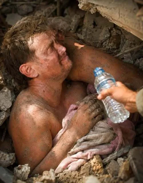 En medio del dolor que dejó el terremoto en Cali, una historia tocó el corazón de todo un país.