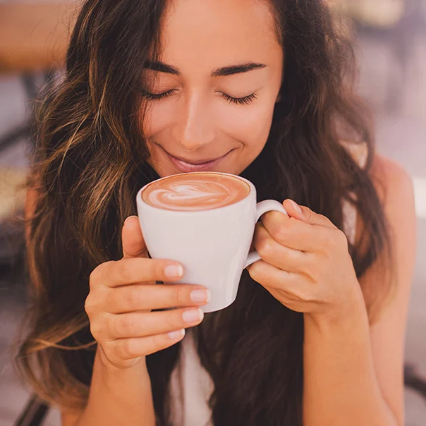 La cafeína es el estimulante y la sustancia psicoactiva más popular del mundo y la forma más común en la que la gente la consume es a través del café. Numerosos estudios indican que consumir café con cafeína de manera habitual ofrece ciertos beneficios de salud en comparación con quienes nunca lo consumen o solo muy de vez en cuando. Pero como sucede con todo lo bueno, una cantidad excesiva puede resultar nociva en vez de beneficiosa para la salud. ¿A partir de qué cantidad máxima diaria de tazas de café, el efecto de este y sobre todo el de la cafeína, comienzan a hacer más mal que bien? Una revisión de resultados de investigaciones ha permitido establecer la cifra que más consenso tiene.