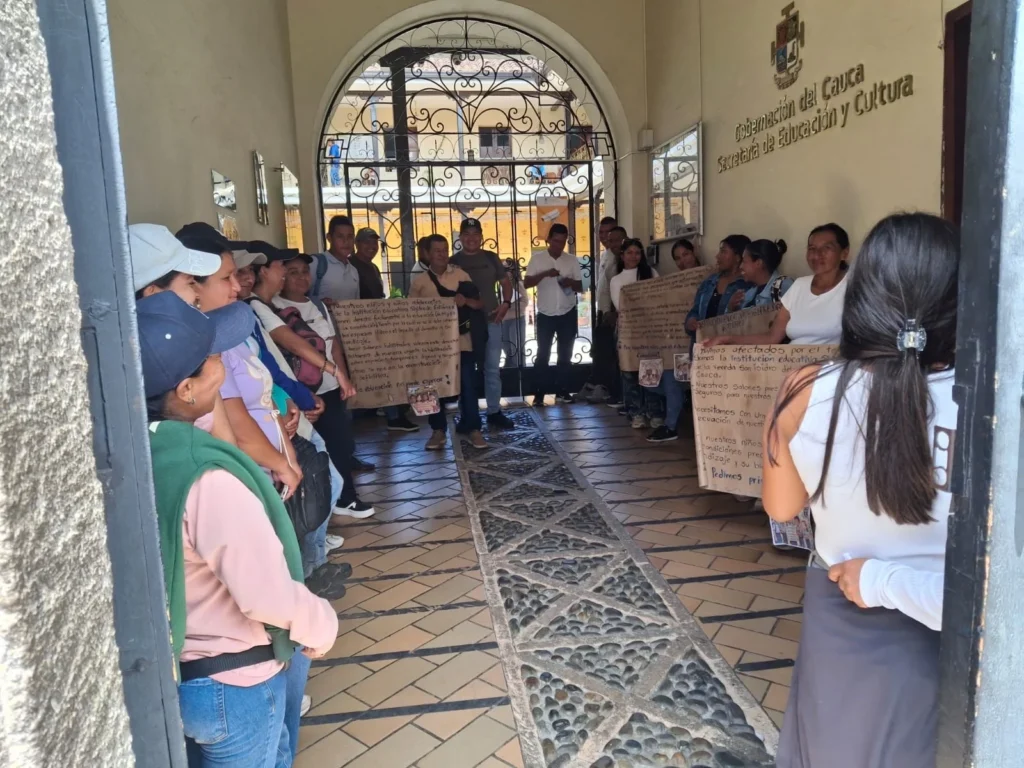 Pacíficamente padres y madres de familia de la Institución Educativa Sigifredo Gutiérrez, de la comunidad de San Isidro, municipio de Morales, llegaron hasta las instalaciones de la Secretaría de Educación Departamental para solicitar soluciones que permitan restablecer plenamente el derecho a la educación de los estudiantes.