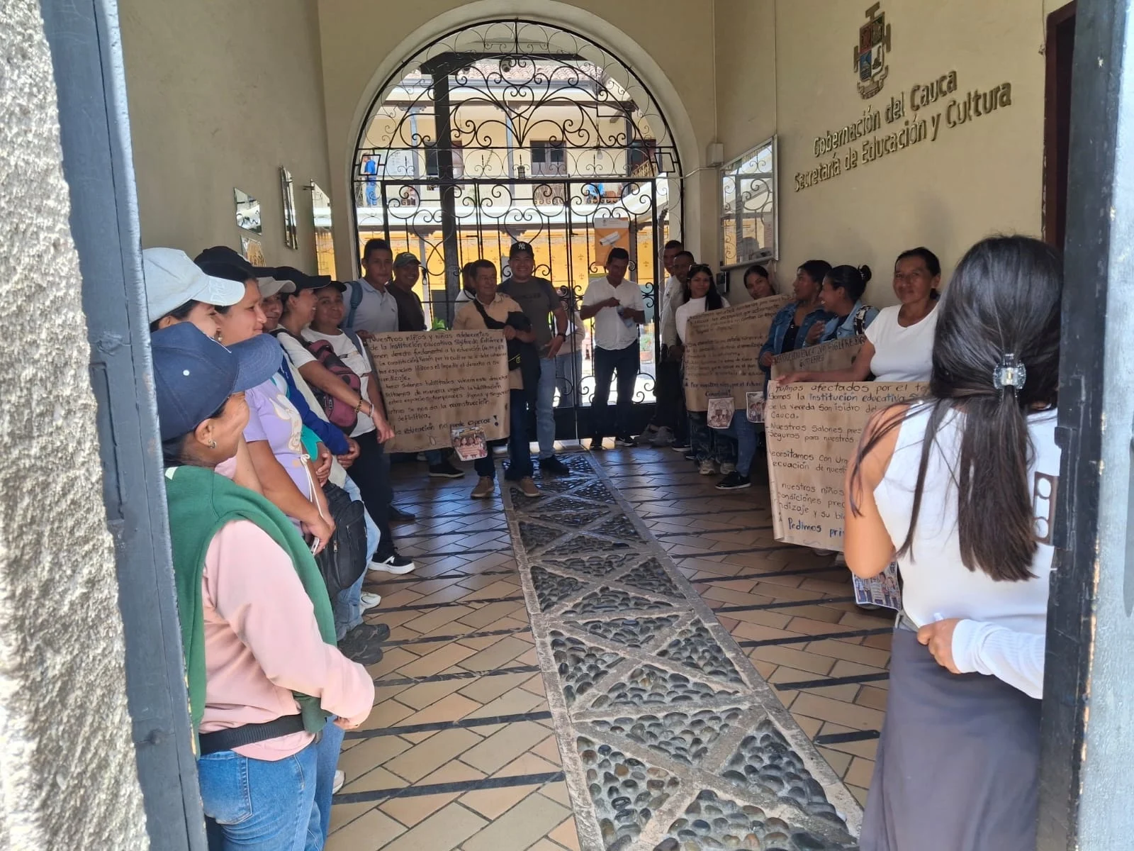 Pacíficamente padres y madres de familia de la Institución Educativa Sigifredo Gutiérrez, de la comunidad de San Isidro, municipio de Morales, llegaron hasta las instalaciones de la Secretaría de Educación Departamental para solicitar soluciones que permitan restablecer plenamente el derecho a la educación de los estudiantes.