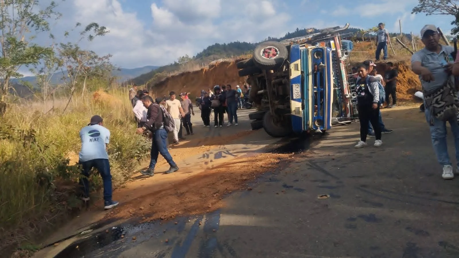 Una “chiva” que transportaba estudiantes de la Institución Educativa de Toez, en el municipio de Caloto, norte del Cauca, sufrió un accidente de tránsito durante la tarde de este jueves.