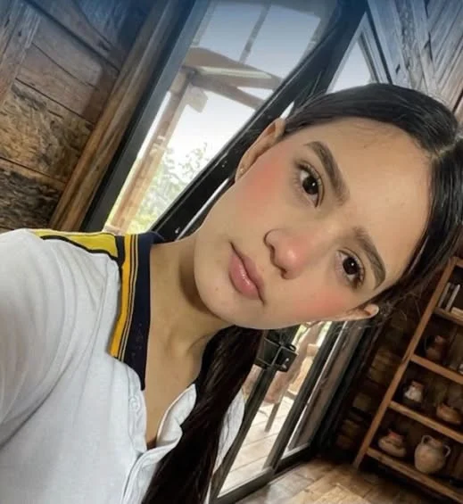 Dulce María García Aristizábal, de 13 años, fue reportada como desaparecida desde el pasado 11 de septiembre de 2026 en Medellín. De acuerdo con la ficha de búsqueda de la Fiscalía, al momento de su desaparición vestía una blusa negra, pantalón corto azul y tenis negros. Hasta ahora no se han informado señales particulares en la descripción oficial.