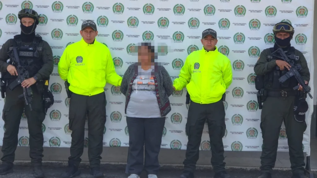 En un procedimiento contra las economías ilícitas, la Policía Nacional incautó 204 kilogramos de marihuana avaluados en 438 millones de pesos. El estupefaciente estaba escondido en una caleta que simulaba contener 12 rollos de manguera y, de acuerdo con la investigación, tendría como destino final Brasil.