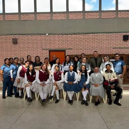 La indecisión sobre la continuación de la intervención de comunidades religiosas en varios establecimientos educativos oficiales de la capital caucana, genera preocupación entre padres de familia, estudiantes, docentes y directivos, quienes piden garantías frente al futuro de una guía que durante años ha acompañado la formación de miles de alumnos y alumnas.