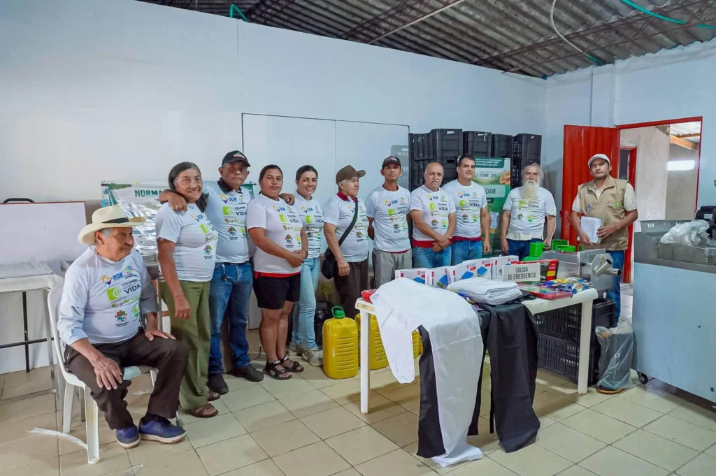 En alianza con la Gobernación del Cauca, se entregaron mobiliario e insumos destinados a fortalecer las capacidades operativas de las organizaciones beneficiarias y contribuir al desarrollo de sus actividades productivas.