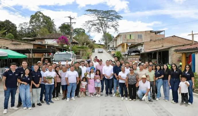 Con una inversión cercana a los $460 millones, el Gobierno Departamental en cabeza del Gobernador, Octavio Guzmán, a través de la iniciativa ‘Vías para la vida’, entregó una nueva obra de placa huella en la vereda Las Cruces, municipio de Timbío, proyecto que impulsa la conectividad rural y la calidad de vida de las comunidades del sector.