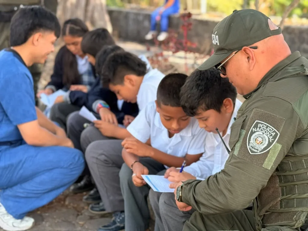 Proteger a niños, niñas y adolescentes exige que toda la sociedad reconozca las señales de riesgo y actúe frente a cualquier situación que pueda vulnerar sus derechos. Bajo esta premisa, la Policía Metropolitana de Popayán desarrolla acciones de prevención dirigidas a la comunidad educativa para generar conciencia frente a la explotación sexual y comercial de menores de edad.