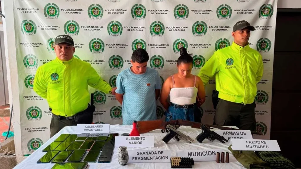 “En Antioquia y Valle del Cauca, nuestra Policía Nacional, en coordinación con la DEA y la fiscalía general de la Nación, desarticuló una estructura narcotraficante vinculada al Clan del Golfo, dedicada al tráfico de cocaína hacia Estados Unidos y al lavado de activos. Fueron capturadas 10 personas, una de ellas con fines de extradición a Estados Unidos”.