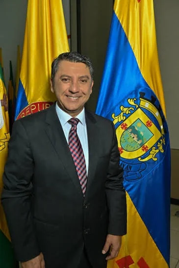 Un juez de la República ordenó ocho días de arresto y una multa de tres salarios mínimos contra el alcalde de Popayán, Juan Carlos Muñoz Bravo, y su secretario de Cultura, Gabriel Enrique Fernández Silva. La contundente sanción judicial responde al desprecio e incumplimiento reiterado de un fallo de tutela que les exigía responder las peticiones ciudadanas formuladas por el sector de las artes escénicas de la capital del Cauca.