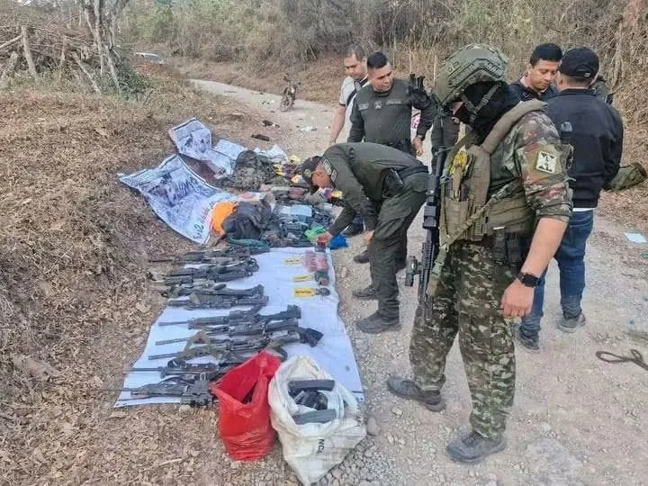 En zona rural de Chaparral, sur del Tolima, el Ejército, Policía y la Fuerza Aérea Colombiana interceptaron una camioneta, hallaron en su interior abundante material de guerra e intendencia, perteneciente al Frente Gerónimo Galeano, de las disidencias de las F4RC bajo el mando de Iván Mordisco.