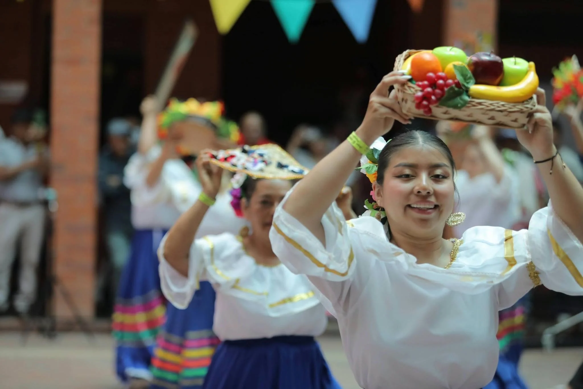 El grupo de danzas “Folclor Colombia” participa del VI Encuentro de Internacional “Cauca sabe a café”, divulgando sus actividades artísticas con un compendio nacional y de los municipios del Cauca.