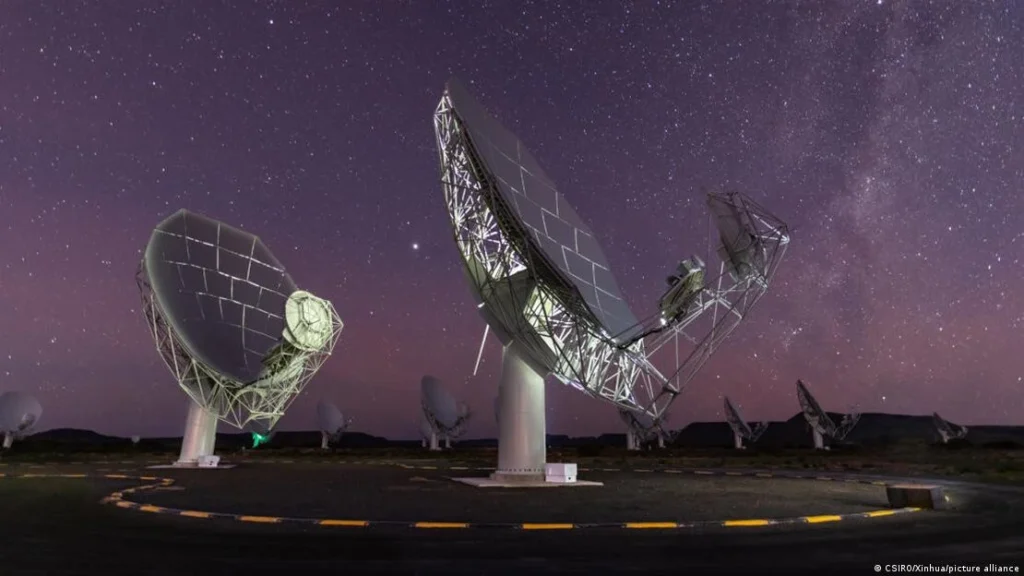 A 63 años luz de la Tierra, un gigante gaseoso ha dejado escapar el susurro que los astrónomos llevaban décadas esperando: la primera señal de radio atribuida directamente a un exoplaneta.