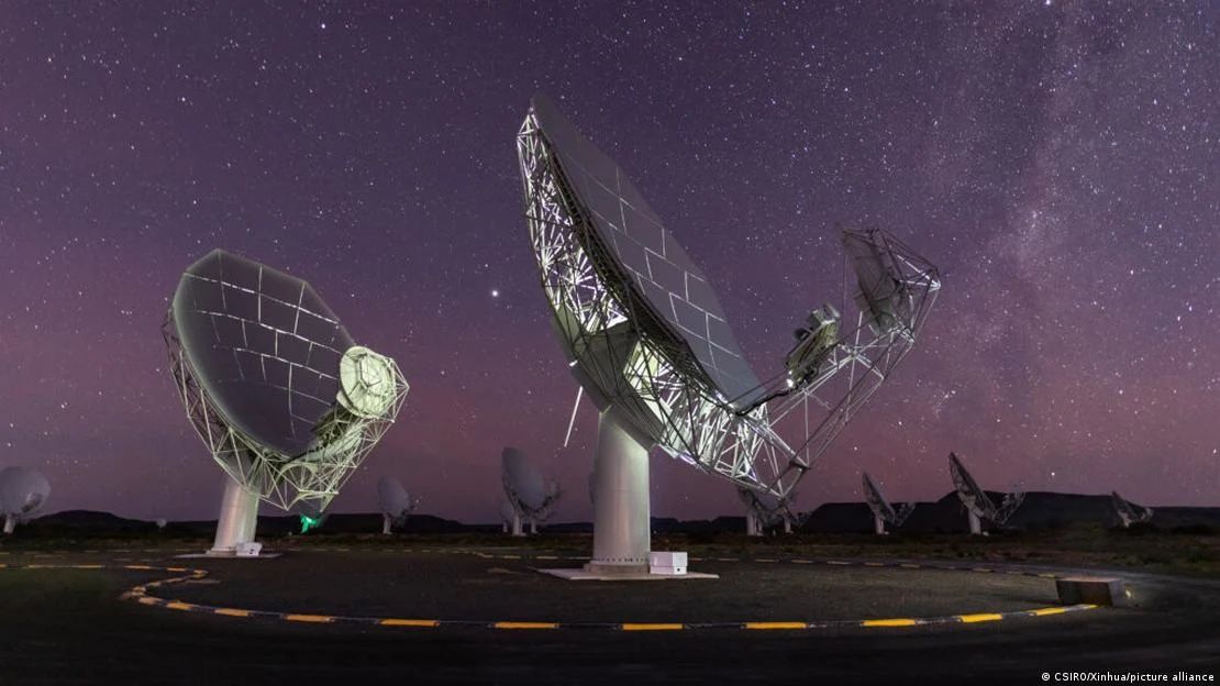 A 63 años luz de la Tierra, un gigante gaseoso ha dejado escapar el susurro que los astrónomos llevaban décadas esperando: la primera señal de radio atribuida directamente a un exoplaneta.