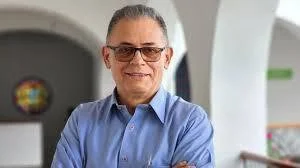 Una investigación de Primera Edición inició que Reinel Polanía Vargas ingresó a la Policía Nacional en 1985 y fue llamado a calificar servicios en enero de 1997, cuando ostentaba el grado de capitán. El funcionario también figura como señalado en una investigación por presunto prevaricato por acción y aparece relacionado con dos procesos por presunta violencia intrafamiliar. Polanía asegura que nunca se ha presentado como coronel y afirma desconocer estas últimas investigaciones.