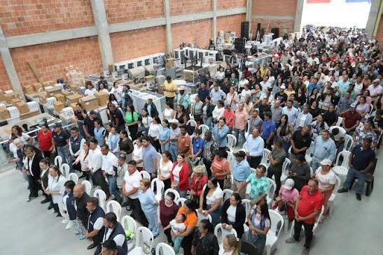 En el marco de la Semana por la Paz y el Día Mundial de la Agricultura, la Gobernación del Cauca entregó equipos, herramientas e insumos para fortalecer las cadenas productivas de café, plátano y panela, como parte del proyecto “Fortalecimiento de las organizaciones de productores agropecuarios del departamento del Cauca”, beneficiando inicialmente a 75 productores de Popayán y El Tambo.