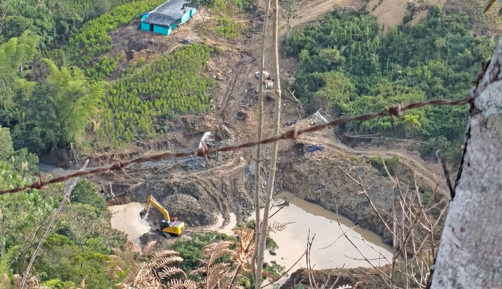 Un informe especial de un documentó donde se denuncia en el lugar la presencia de una retroexcavadora, equipos para el lavado de material y pequeñas dragas ubicadas sobre el río. Las imágenes también evidenciarían excavaciones de considerable tamaño en inmediaciones del cauce.