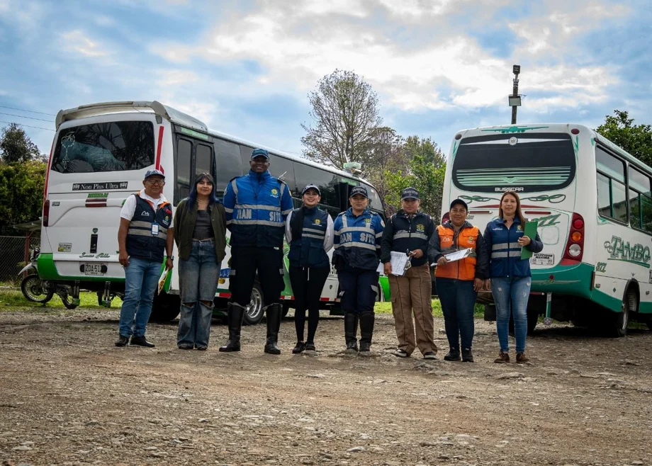 Garantizar un transporte público seguro para los usuarios de Popayán requiere vehículos en buenas condiciones mecánicas y con la documentación al día. Con este propósito, la Alcaldía de Popayán, a través de la Secretaría de Tránsito y Transporte y con el acompañamiento de Movilidad Futura, realizó jornadas de inspección a vehículos de las empresas Translibertad y TransTambo.