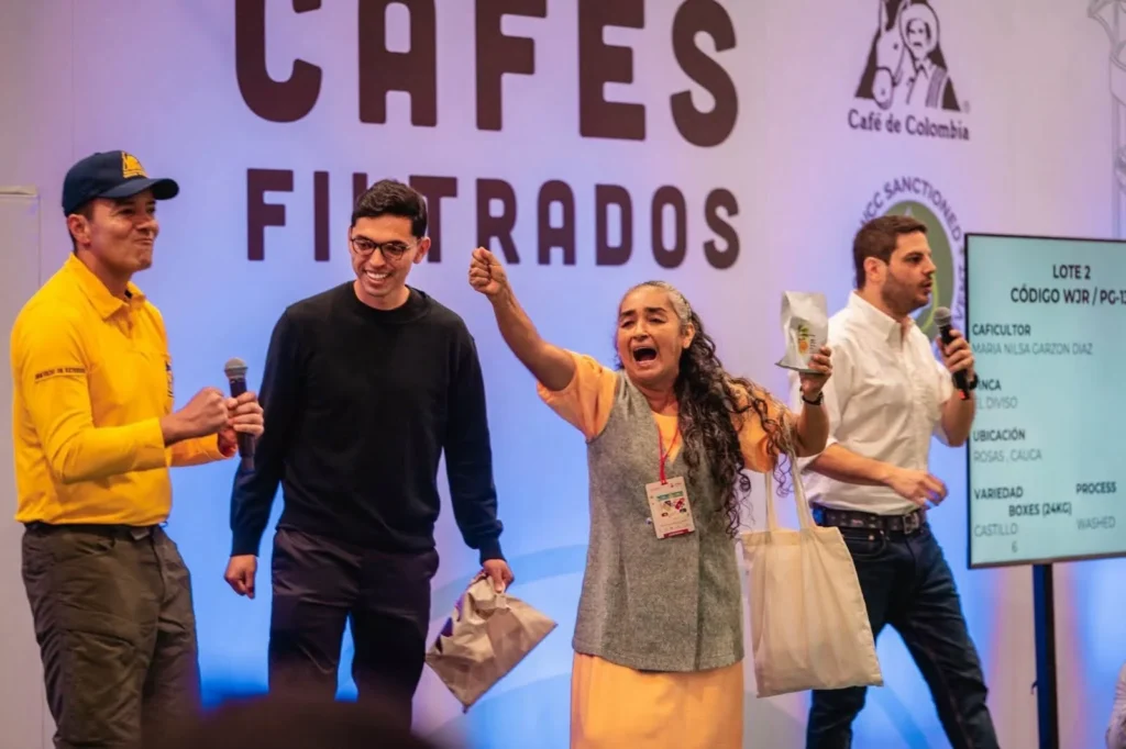 Café de Rosas, Cauca, rompe récords en subasta: una libra de la variedad Castillo se vendió por US$400 Con una café variedad Castillo, María Nilsa Garzón Díaz, alcanzó la cifra más alta registrada en la Gran Subasta Híbrida Internacional del concurso Colombia Tierra de Diversidad 2026. Bogotá, 16 de octubre de 2026.