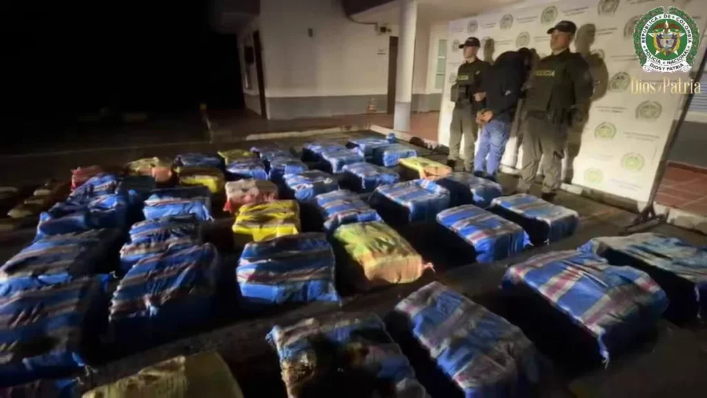 En el corregimiento de Mondomo, jurisdicción de Santander de Quilichao la policía decomiso una tonelada de marihuana que era