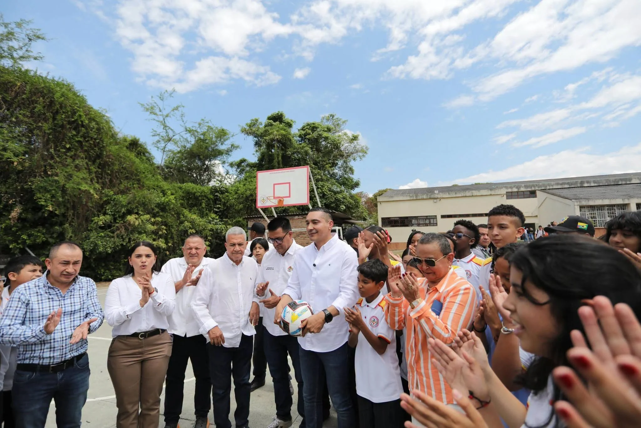 En su visita a la población de Miranda, en el norte del Cauca, el mandatario de los caucanos, Octavio Guzmán llegó con inversiones y proyectos destinados a fortalecer la atención en salud, mejorar la infraestructura vial y ampliar los espacios educativos y deportivos.