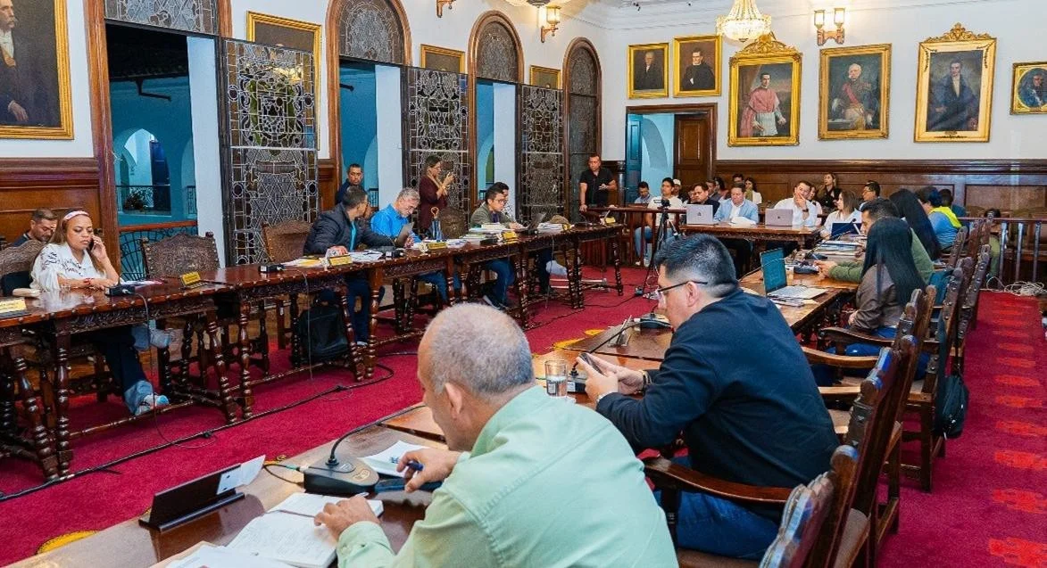 El Concejo Municipal de Popayán cuestionó la falta de resultados concretos frente a la problemática de habitantes de calle, durante el debate de control político a las secretarías de Gobierno y Salud. Aunque las dependencias reportaron 656 personas caracterizadas, los concejales, advirtieron que las cifras, las jornadas asistenciales y los documentos no están resolviendo una situación que afecta la convivencia, la salubridad y la seguridad en distintos sectores de la ciudad.