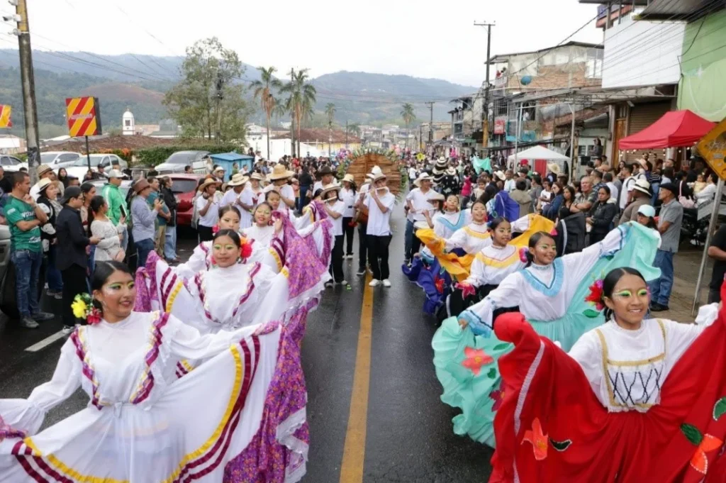 En la 63.ª Feria del Café y las Flores, cerca de 61 silleteros recorrieron las calles de Piendamó -Tunía, llevando en sus silletas la creatividad, el trabajo del campo y las tradiciones que identifican al municipio.