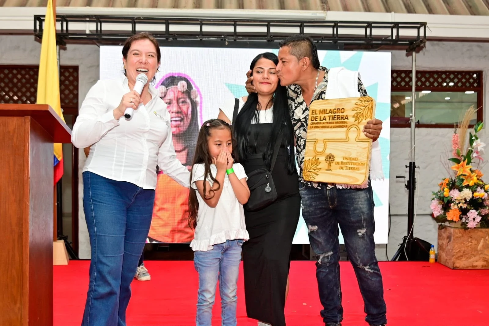 Tres familias víctimas del despojo y abandono forzado recibieron compensaciones por un total de $472.971.771, en cumplimiento de órdenes judiciales que reconocen su derecho a la reparación integral. La entrega de las resoluciones fue liderada por Myriam Martínez Cárdenas, directora de la Unidad de Restitución de Tierras y se realizó en el municipio de Pitalito, Huila, en el marco de la conmemoración del Día Internacional de las Mujeres Rurales.
