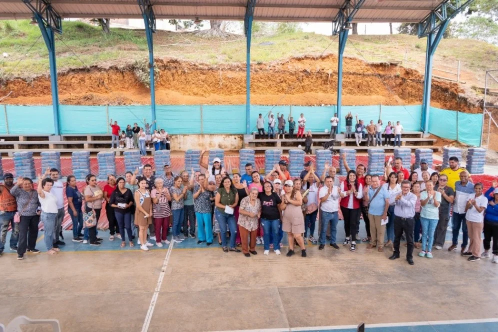 A través de la Secretaría de Gobierno departamental, en cabeza de de la secretaria encargada, Diana Murillo, se llegó nuevamente al territorio de Mondomo para atender a las familias afectadas por el atentado terrorista ocurrido en noviembre de 2025, mediante la entrega de materiales destinados a la reconstrucción de viviendas y espacios afectados por este hecho.