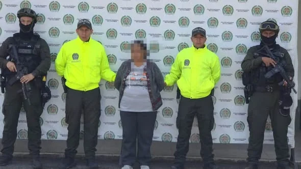 En una acción policial las autoridades en la capital caucana, capturaron a una mujer por almacenar y distribuir estupefacientes(marihuana) en grandes cantidades, camuflados en su propia vivienda como si fuera una bodega clandestina.
