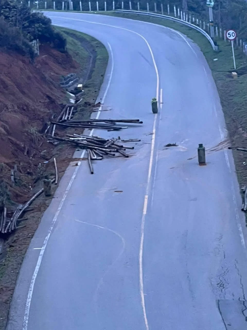 La vía entre el municipio de Tambo y la ciudad de Popayán luego de que la comunidad del barrio 9 de marzo hiciera evidente la amenaza que se estaba presentando con los cilindros al parecer con explosivos que fueron expuestos hasta la noche.