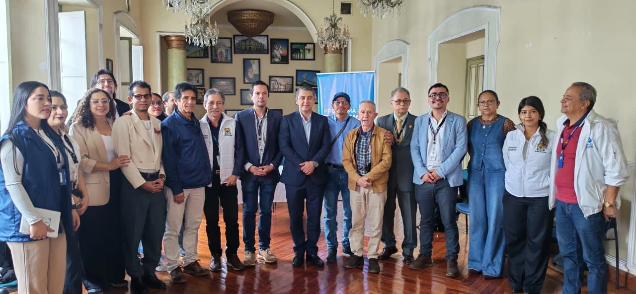 En un acto que reunió a representantes de la institucionalidad, población firmante de paz y organismos de control, la alcaldía de Popayán formalizó la adopción del Plan Estratégico de Seguridad y Protección, mediante el Decreto 03665 del 18 de septiembre de 2026. Esta herramienta se enmarca en el cumplimiento institucional al Acuerdo Final de Paz y en la Resolución Conjunta 0096 del 16 de febrero de 2024.